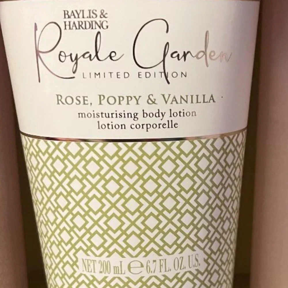 LIMITED EDITION ROSE POPPY & VANILLA LUXURY BODY RETREAT SET BY BAYLIS & HARDING